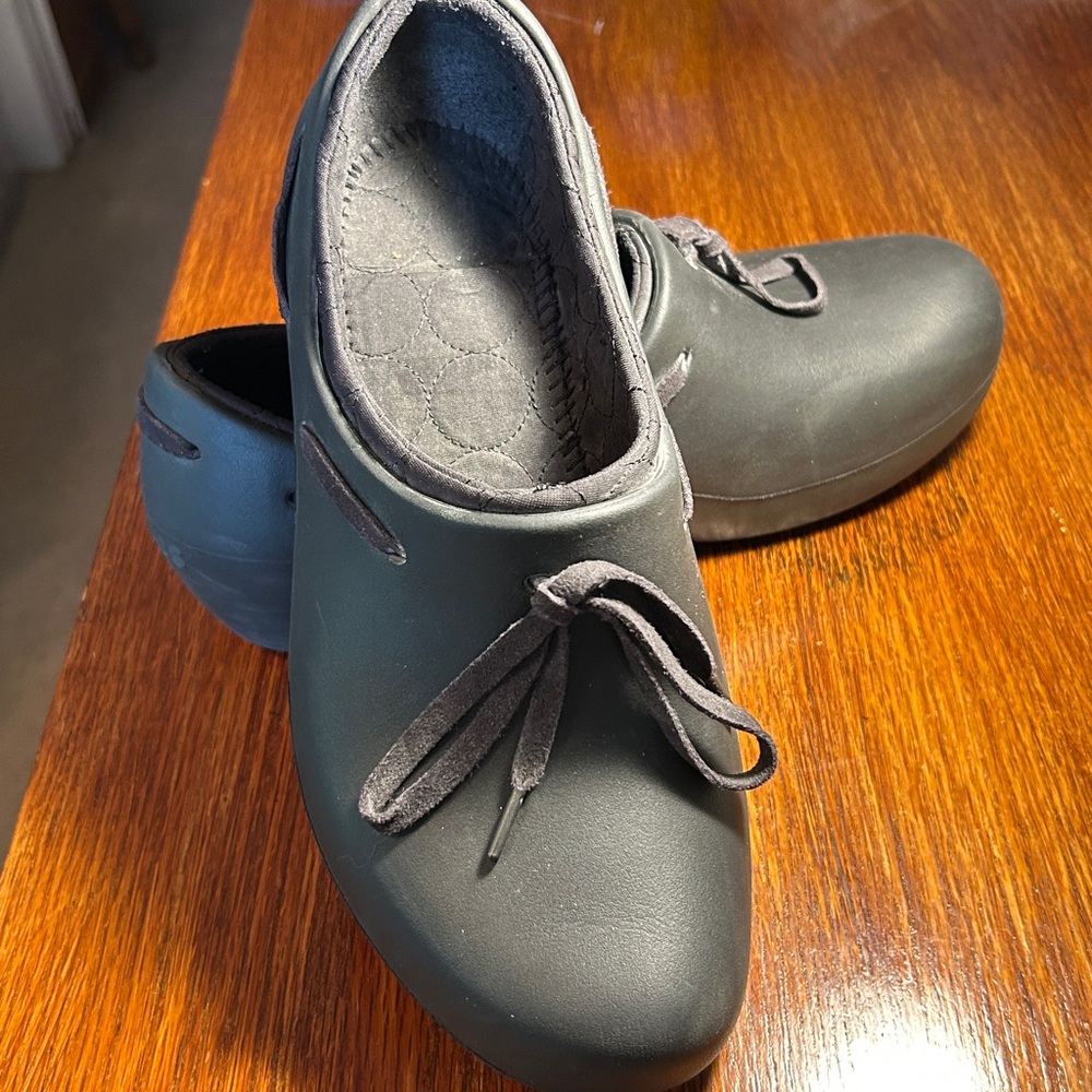 Crocs Women’s Full Back Lined (Dutch Clog Look) Slip On Black Clog. Size 8